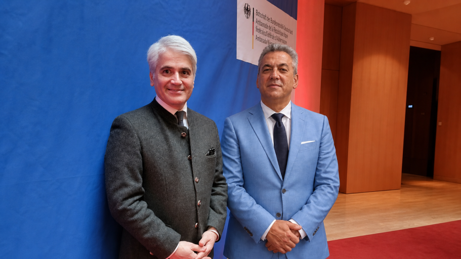 Mehmet Daimagüler Antiziganismus, Josef-Tino Schneeberger.